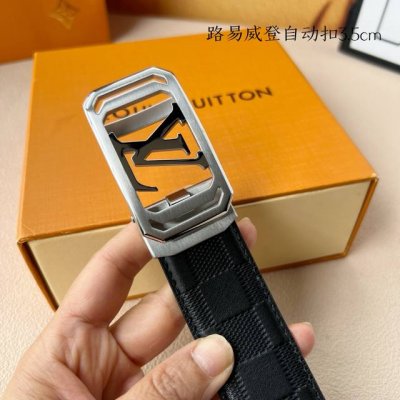 特 品牌：路易威登新款进口小牛皮，手感细腻柔软。搭配纯钢自动精品钢扣，宽度：3.5Cm