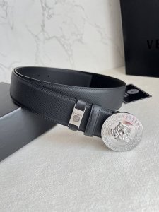 品名：Versace.范思哲原单腰带 皮带 型号：挂扣，经典人头纯钢材质扣头，头层牛皮，图片实物拍摄 材料：百分百头层牛皮，保证真皮。24K纯钢扣双面可用专柜同