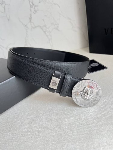 品名：Versace.范思哲原单腰带 皮带 型号：挂扣，经典人头纯钢材质扣头，头层牛皮，图片实物拍摄 材料：百分百头层牛皮，保证真皮。24K纯钢扣双面可用专柜同