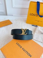 特P160 Lv 路易威登 女款宽度:3.0Cm 腰带取材 Monogram Eclipse 帆布和素净牛皮，为标志性 Lv 搭扣描绘摩登哑光质感，可令任意造型