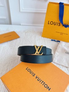 特P160 Lv 路易威登 女款宽度:3.0Cm 腰带取材 Monogram Eclipse 帆布和素净牛皮，为标志性 Lv 搭扣描绘摩登哑光质感，可令任意造型
