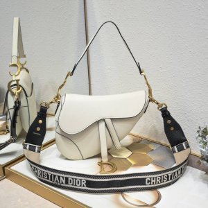 大号 Dior Saddle 白色手掌纹系列 配专柜盒子 大号尺寸：25.5 X 20 X 6.5 厘米 Be A Classic With Classics