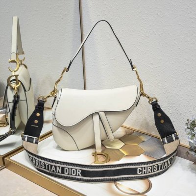 大号 Dior Saddle 白色手掌纹系列 配专柜盒子 大号尺寸：25.5 X 20 X 6.5 厘米 Be A Classic With Classics
