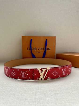 本款4.0宽 Lv Initiales 双面腰带推出缤纷新色。一面为华美 Taurillon 皮革铺陈品牌经典图案，一面以光滑素雅牛皮革展露低调个性。Lv 字母 - 点击图像关闭