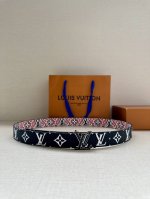特 本款3.0宽 Lv Iconic 双面腰带将两式经典融于一处。Monogram 印花瞩目放大，与焕新 Monogram Giant 系列相得益彰；Monog