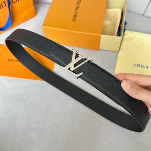 特 寬度：35mm Lv S-Lock系列 寬度3.5cm 精緻的字母搭扣 搭配驢家法國原廠荔枝紋皮料 雙面用