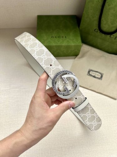 特 宽度：3.8Cm Gucci经典双G标识依旧是Gucci系列的重要设计元素。这款女士宽版皮革腰带采用米色和白色Gg Supreme帆布制成，沿用这一经典设计