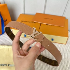 特 片裝1 寬：30Mm 女士經典頂級休閒腰帶 寬度30毫米這款永恆優雅飾有帆布的造型設計 原版小荔枝紋牛皮底 搭配全新搭扣以金色金屬打造 飾以與皮帶同色的琺瑯