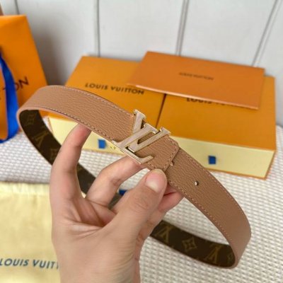 特 片裝1 寬：30Mm 女士經典頂級休閒腰帶 寬度30毫米這款永恆優雅飾有帆布的造型設計 原版小荔枝紋牛皮底 搭配全新搭扣以金色金屬打造 飾以與皮帶同色的琺瑯