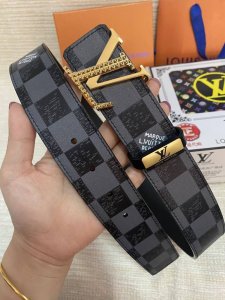 品名：Lv..路易..威登原单 材质：原单牛皮腰带 百分百头层牛皮腰带保证真皮，24K纯钢扣，专柜原单品质、做工精细，时尚大牌，送人自用首选 包装： 请认准如图
