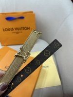 Pretty Lv 路易威登 双面腰带以耀目金属雕琢 Lv Initiales 搭扣和末端的不完整 Monogram 花卉，凝聚工艺淬炼和创意巧思。宽度2.0C