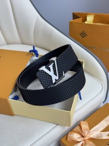 特 Lv 奢华款现代 饰以雅致大方的标志性 柔软结实的皮带 可搭配从礼服到休闲装各种服饰 宽度4.0Cm