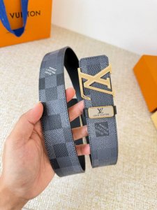 品名： Lv..路易..威登腰带皮带原单 型号：挂扣，经典纯钢材质挂扣，头层牛皮，图片实物拍摄 材料：头层牛皮，挂扣系列，纯钢材质扣头，镀钯电镀工艺永不掉色。原