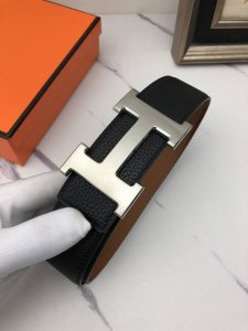 爱玛仕：原单头层牛皮荔枝皮纹，内衬头层卡其平纹牛皮底，营造织纹外观。饰以标志原单扣。专柜宽度4.0