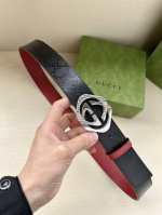 特P200 宽度4.0Cm Gucci 双面腰带，一侧为Gg Supreme帆布，反面一侧为枣红色头层小牛皮。配以互扣式双G菱形钢扣采用真空电镀/
