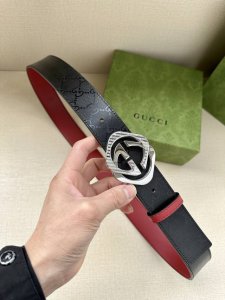 特P200 宽度4.0Cm Gucci 双面腰带，一侧为Gg Supreme帆布，反面一侧为枣红色头层小牛皮。配以互扣式双G菱形钢扣采用真空电镀/