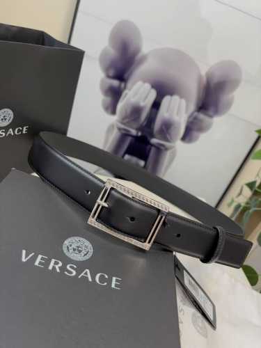范思哲versace，这个经典的腰带由柔软的小牛皮制成，配有方形扣和精致的金属元素，路人上有希腊风格。3.5Cm宽