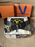品名：Lv..路易..威登原单 材质：原单牛皮腰带 百分百头层牛皮腰带保证真皮，24K纯钢扣，专柜原单品质、做工精细，时尚大牌，送人自用首选 包装： 请认准如图