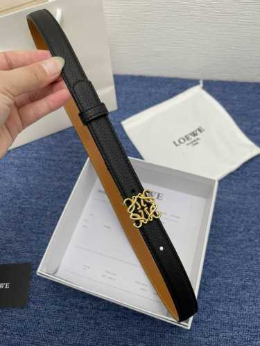 品牌罗意威 描述经典系列新品腰带，采用小牛皮材质，完美搭配手工车线，两款经典配色，可搭配商务西装或更为休闲的造型。腰带为法国尺寸，请在购买前参阅腰带尺寸指南.