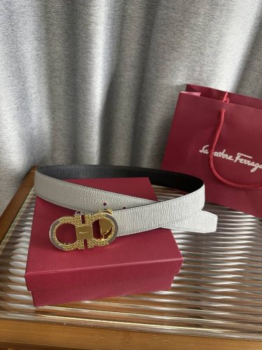 特P180 【 Ferragamo 菲拉格慕 】 ferragamo这款精致皮带以牛皮手工精制而成，突显了皮革的细腻纹理和自然之美，彰显迷人都市魅力。采用双面双