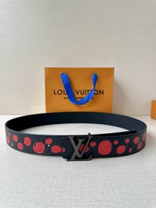这款Lv初始4.0宽可逆Lv X Yk腰带是路易威登X系列无限点主题的一部分Yayoi Kusama.种子牛皮揭示了与日本艺术家独特的豌豆雕刻的Monogram