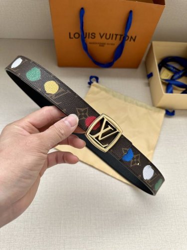 特 3.0宽 Lv X Yk Lv Initiales Painted Dots 双面腰带出自路易威登 X 草间弥生合作系列，将这位日本艺术家的经典波点复现于