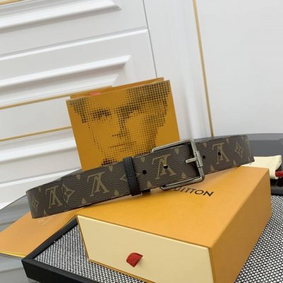 宽度 4.0Cm Citizen 双面腰带以 Monogram Eclipse 帆布和 Taurillon 皮革成就两式风尚，再以耀目针式搭扣和钩扣开合烘托俊朗