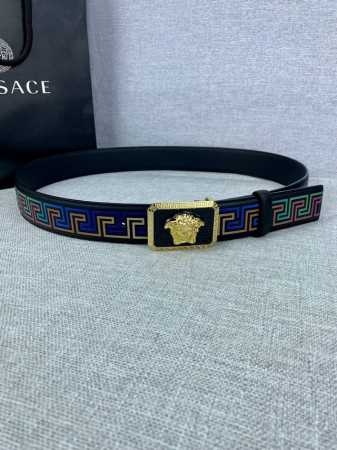 宽度4.0Cm Versace 范思哲 此款palazzo腰带采用牛皮革面料制作 并饰有Le pop Classique图案印花和标志性的美杜莎五金配件 - 点击图像关闭