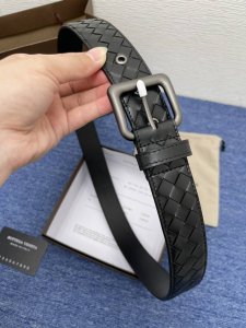 Bottega、Venta 葆蝶家 这家的产品上没有任何的Logo，但是人们还是可以一眼辨认出来，独特的Intrecciato编织技术非常独特，五金相呼应的编织