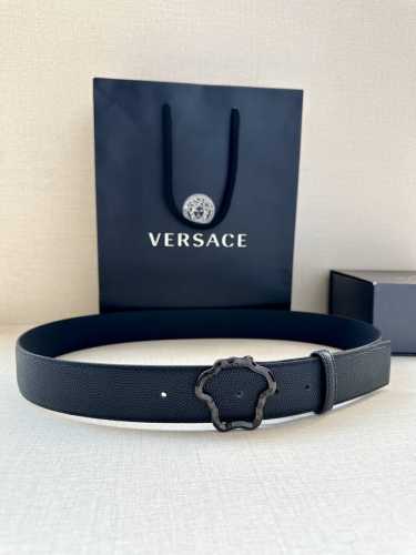 宽度4.0Cm Versace 范思哲 此款柔软的皮带饰3D美杜莎腰带扣，可搭配正装或休闲牛仔装。