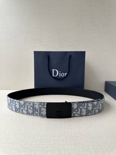 宽度3.5Cm Dior 这款不锈钢金属腰带扣是春季系列新品，展示 Cd Icon 标志和 Oblique Cosmo 图案，致敬 Dior 的经典图案。可与各