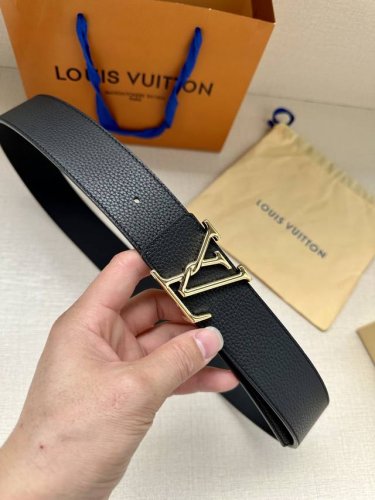 本款 Damier Lv 40 毫米双面腰带做工精良，风格经典。深色牛皮革皮带与 Lv 字母搭扣优雅相称，与精心镂刻的英字母气质优雅，可双面使用，轻松搭配您钟爱