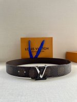 4.0宽 Lv Dimension 双面腰带以含蓄格调点亮日常风尚，彰显 Pharrell Williams 的设计巧思。Damier Heritage 饰带结