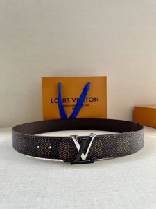 4.0宽 Lv Dimension 双面腰带以含蓄格调点亮日常风尚，彰显 Pharrell Williams 的设计巧思。Damier Heritage 饰带结