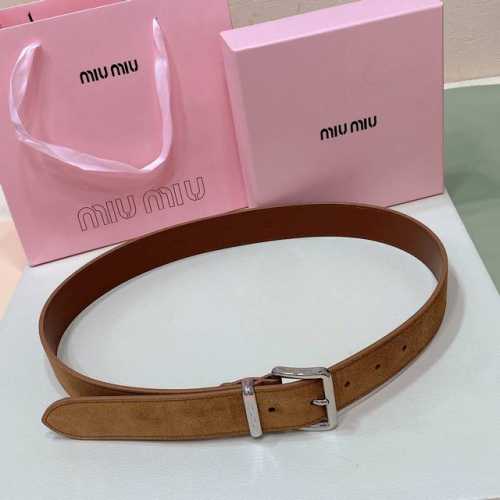 特 Miumiu 23 金属搭扣. 腰带环饰有激光雕刻徽标，这款皮革腰带设计简约而优雅 ，腰带伴环以Miu Miu徽标 进口牛皮腰带 3.5Cm