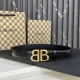 特 尺寸：宽度：3厘米 细纹牛皮革 末端饰以同系配色Balenciaga品牌标识压纹 做旧金色Monaco Bb标识金属配件 材料：牛皮革