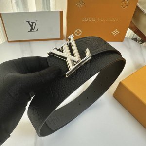 原版包裝 L0Uis Vuitt0N 專櫃最新升級版本 寬度40Mm 原廠荔枝紋面壓刻有花型圖案效果 進口柔軟小牛皮底 半圓形設計工藝 搭配新型字母搭扣 百搭易