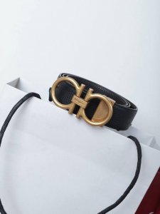 男士必入的质感腰带｜菲拉格慕 彰显气质的单品，精致8字钢扣材质复古夹扣，金属扣视觉上设计简而不凡，触觉上舒适细腻，再配上双面头层牛皮黑皮质，足够简约足够精致。3