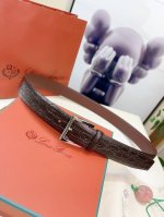 Loro Piana诺悠翩雅腰带以牛皮制成，具有丝滑柔软的哑光效果。搭配精致装束的理想之选。Loro Piana 标识的镀钯饰面金属方扣，3.5㎝宽