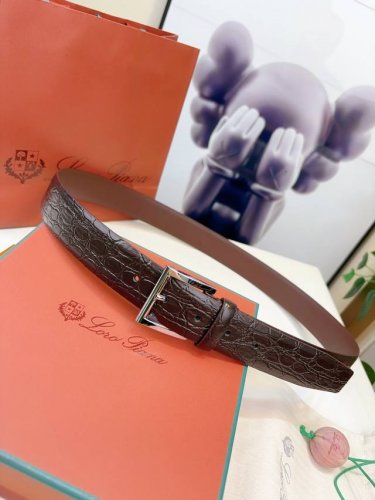 Loro Piana诺悠翩雅腰带以牛皮制成，具有丝滑柔软的哑光效果。搭配精致装束的理想之选。Loro Piana 标识的镀钯饰面金属方扣，3.5㎝宽