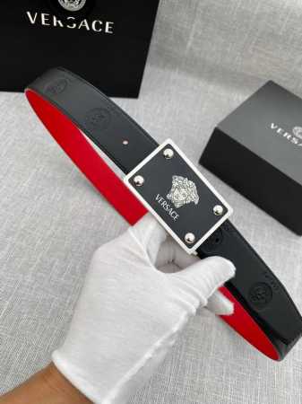 特 宽度3.5Cm Versace范思哲 此款平纹小牛皮腰带饰有一枚几何形状的希腊回纹搭扣，可搭配正装或休闲装。 - 点击图像关闭