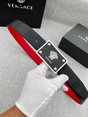 特 宽度3.5Cm Versace范思哲 此款平纹小牛皮腰带饰有一枚几何形状的希腊回纹搭扣，可搭配正装或休闲装。