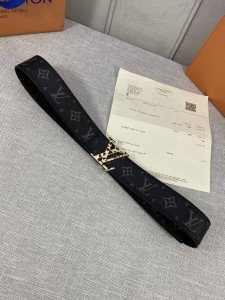 4.0宽 Shape Patchwork 腰带续写 2025春夏时装秀首次亮相的设计，以 Monogram 帆布和皮革呈现拼贴观感与撞色轮廓，字母搭扣