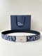 宽度3.5Cm Dior 这款不锈钢金属腰带扣是春季系列新品，展示 Cd Icon 标志和 Oblique Cosmo 图案，致敬 Dior 的经典图案。可与各