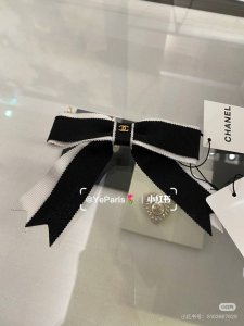 特 配专柜包装 Chanel 香奈儿 最新蝴蝶结中古五金发夹# 信我！人手必备的单品 这件必须买 洋气神仙颜值 小仙女要收了它，谁戴谁好看～