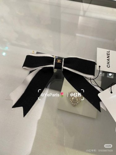 特 配专柜包装 Chanel 香奈儿 最新蝴蝶结中古五金发夹# 信我！人手必备的单品 这件必须买 洋气神仙颜值 小仙女要收了它，谁戴谁好看～