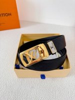 品名：Lv..路易..威登 腰带原单自动带 皮带 型号：自动扣，纯钢材质自动扣，头层牛皮自动带身，实物拍摄材料：百分百头层牛皮，保证真皮。24K纯钢扣，永不掉色