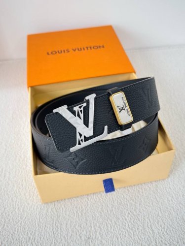 品名： Lv..路易..威登腰带皮带原单 型号：挂扣，经典纯钢材质挂扣，头层牛皮，图片实物拍摄 材料：头层牛皮，挂扣系列，纯钢材质扣头，钯镀电镀工艺永不掉色。经
