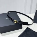香家新款窄版双面腰带 Chanel 经典双面腰带，选用优质小牛皮，更适合夏季，搭配裤子裙子都很合适，百搭款特别赞，整体细节非常令人惊喜，设计感十足 宽度：15毫