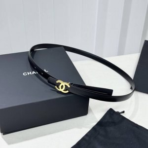 香家新款窄版双面腰带 Chanel 经典双面腰带，选用优质小牛皮，更适合夏季，搭配裤子裙子都很合适，百搭款特别赞，整体细节非常令人惊喜，设计感十足 宽度：15毫